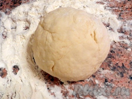 Выложить на стол и, продолжая добавлять муку, замесить тесто. Тесто получится эластичным, не липнущим к рукам, накрыть его салфеткой и оставить "отдохнуть" примерно на 1 час.
