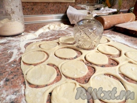 Тесто выложить на стол, раскатывать тонко и вырезать кружки.
