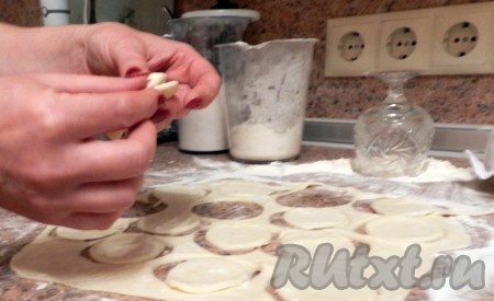 В серединку каждого кружка выкладывать начинку и скреплять края "косичкой".
