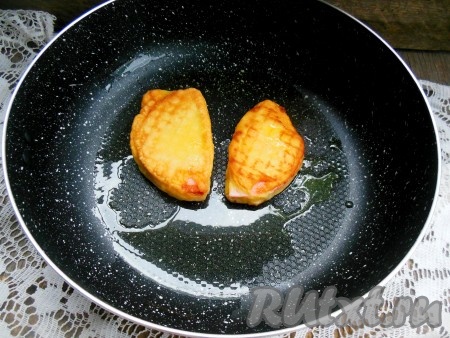 Выложите колбасу в кляре в разогретую сковороду и обжаривайте пару минут с обеих сторон на среднем огне (до красивой румяной корочки).