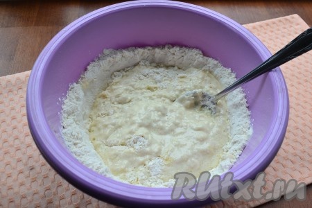 Постепенно вливая смесь масла и сыворотки в смесь муки и дрожжей, замесить тесто.
