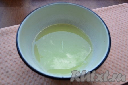 Сыворотку смешать с растительным маслом, подогреть смесь до теплого состояния.