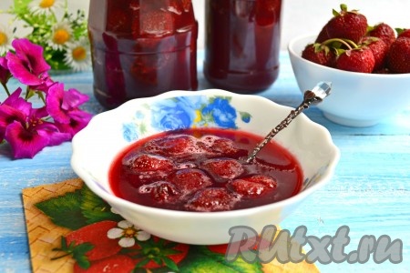 Когда варенье закипит в третий раз, ввести в него тонкой струйкой желатин, постоянно перемешивая, и варить при слабом кипении около 5-7 минут. Горячее варенье разлить по баночкам, закрутить крышками.
