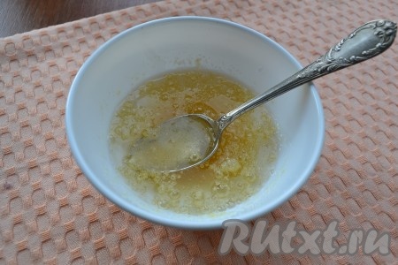 Немного остывшее варенье снова поставить на огонь, довести до кипения, варить также 10 минут на слабом огне, снимая пену. Вновь отставить его на 30 минут. Третий раз варенье вскипятить. В это время развести в теплой воде желатин.
