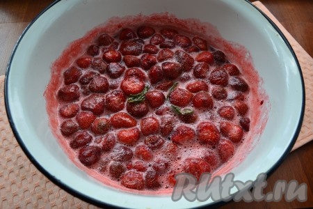 Довести ягоды клубники до кипения, варить, снимая пену, 10 минут на слабом огне. Снять с огня, листья мяты удалить и дать варенью остыть в течение 30 минут.
