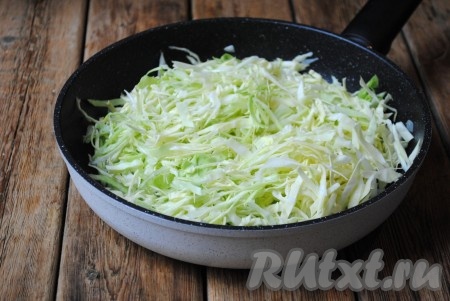 Капусту добавить в сковороду к луку, перемешать. Готовить капусту на среднем огне до мягкости, иногда помешивая (примерно, минут 10).