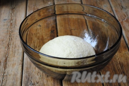 В кислое молоко (или кефир) комнатной температуры вбить яйцо и добавить соль, хорошо перемешать и всыпать частями просеянную муку. Замесить мягкое, эластичное тесто, которое не липнет к рукам. Накрыть миску с тестом полотенцем и отставить в сторонку. Пока занимаемся приготовлением начинки, тесто отдохнёт.&nbsp;
