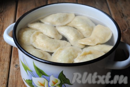 Отправить вареники в кипящую подсоленную воду, аккуратно перемешать, чтобы не прилипли ко дну кастрюли. Когда они всплывут проварить ещё 2-3 минуты. 