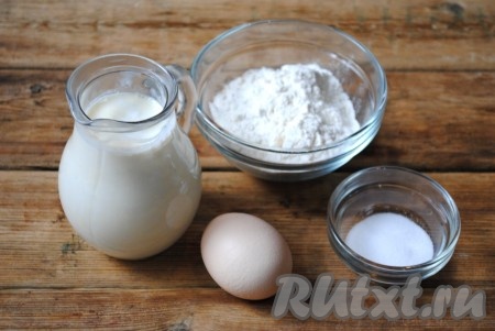 Подготовить необходимые ингредиенты для замешивания теста для вареников со свежей капустой. 
