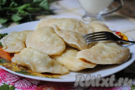 После варки вареники вынуть из воды с помощью шумовки или ситечка. Выложить в миску. Добавить сливочное масло по вкусу. 