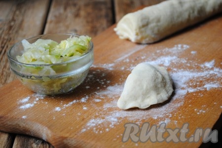 Защипать края, чтобы получился вареник с капустой. Таким образом использовать всё тесто и начинку.&nbsp;
