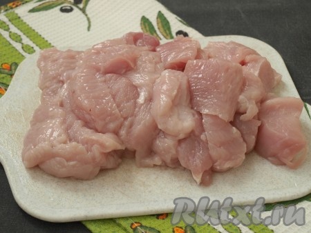 Филе индейки нарезать средними кусочками.
