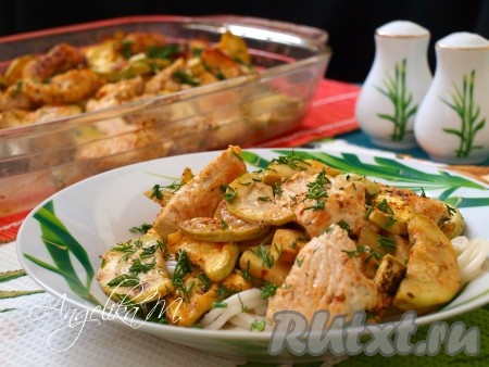 Подавать вкуснейшее филе индейки, запеченное с кабачками в духовке, можно с гарниром или без него.
