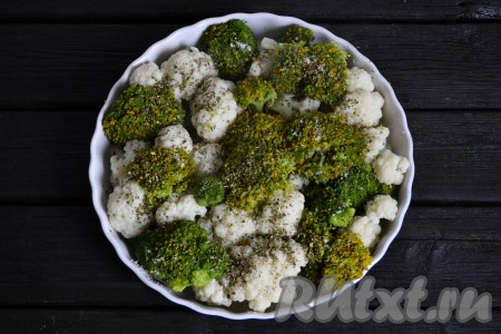 Сверху цветную капусту и брокколи приправить прованскими травами и солью.
