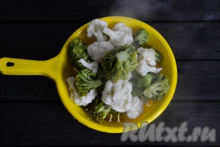 Поставить на огонь кастрюлю с подсоленной водой. Довести воду до кипения, выложить капусту и варить 5 минут при слабом кипении. Откинуть овощи на дуршлаг и оставить на 2-3 минуты, чтобы хорошо стекла вода.
