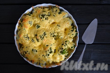 Запекать брокколи с цветной капустой в разогретой духовке 25 минут при температуре 180 градусов.
