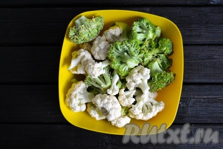 Брокколи и цветную капусту разобрать на соцветия и промыть холодной водой.
