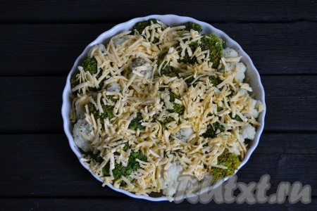 Твердый сыр натереть на терке и посыпать им капусту.
