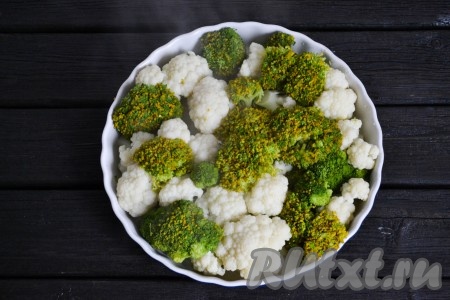 Выложить соцветия капусты в форму для запекания. Форму предварительно смазывать маслом не нужно.
