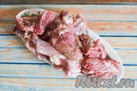 Приправить мясо солью и прованскими травами.
