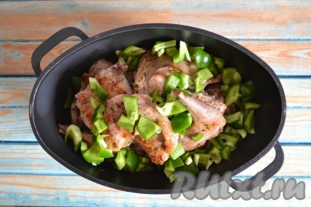 Перец вымыть, удалить семена и плодоножку, нарезать кубиками и выложить поверх мяса.
