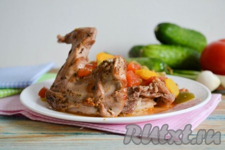 Нежное, сочное и ароматное мясо кролика выложить из казана на блюдо и подать на стол вместе с овощами.
