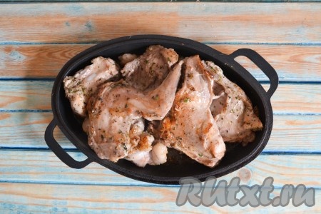 Хорошо разогреть казан или сковороду, выложить мясо кролика жирком вниз. Если мясо постное - влейте немного растительного масла. Обжарить каждый кусочек до румяности с обеих сторон. Мясо лучше обжаривать не всё сразу, а небольшими порциями, выкладывая на сковороду в один слой, иначе оно сразу же начнет тушиться и не приобретет румяный цвет. На обжаривание уйдёт 25-30 минут.
