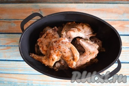 Сверху выложить обжаренные кусочки крольчатины.
