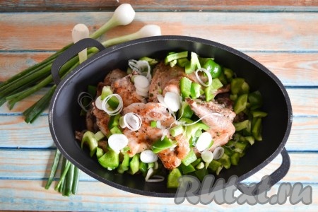 Нарезать кольцами очищенный лук и выложить в казан.
