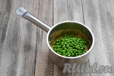 Выложить к макаронам зеленый горошек и вернуть сотейник на слабый огонь. Помешивая, проварить 2-3 минуты. Масса должна равномерно прогреться. После чего накрыть сотейник крышкой и отставить на 5 минут, чтобы блюдо настоялось.