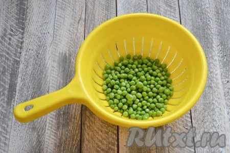 Зеленый горошек очистить, выложить в дуршлаг и обдать кипятком. Если используете замороженный горошек - проварите в кипящей воде 3-5 минут, а затем откиньте на дуршлаг, чтобы стекла вода.