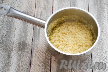 В сотейнике вскипятить воду, всыпать соль и сразу же всыпать макароны. Отварить до готовности в соответствии с инструкцией на упаковке. Макароны должны внутри остаться немного твердыми, как говорят итальянцы, "Al dente", что означает "на зубок". Откинуть макароны на дуршлаг, как стечет вся вода, вернуть макароны в сотейник.