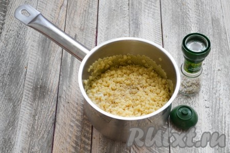 По вкусу всыпать соль и приправы. Я использовала морскую соль с розмарином, тимьяном, красным перцем, чабером, базиликом и эстрагоном.