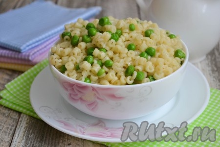 Ароматные, сытные и очень нежные макароны с зеленым горошком разложить по тарелкам и подать к столу.
