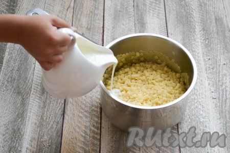 В теплые макароны влить сливки.