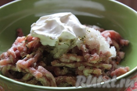 В глубокую миску поместить домашний фарш (можно взять куриный или любой другой), добавить мелко нарезанный репчатый лук (я натерла лук на мелкой терке), посолить, приправить по вкусу. Далее добавить 2 чайные ложки сметаны и все тщательно перемешать.