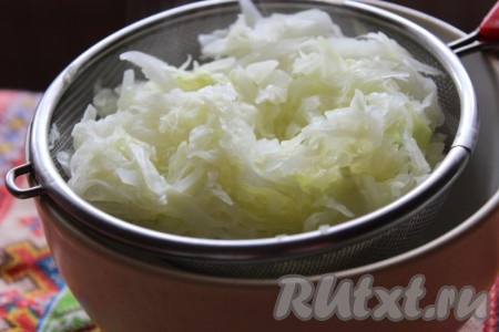 Готовую капусту откинуть на дуршлаг, дать стечь лишней жидкости.
