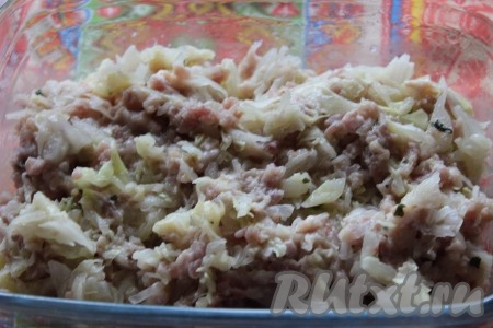 Полученную массу из капусты и фарша выложить в жаропрочную форму, предварительно смазанную тонким слоем сливочного масла, и аккуратно разровнять.