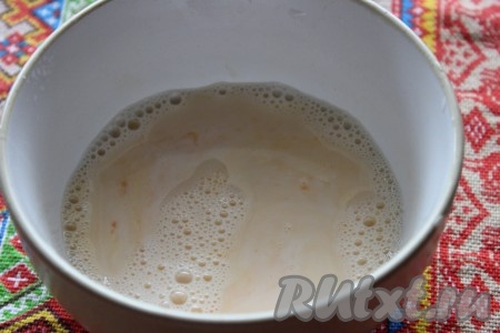 В отдельной миске соединить молоко и яйцо, взбить вилкой или венчиком до однородного состояния.
