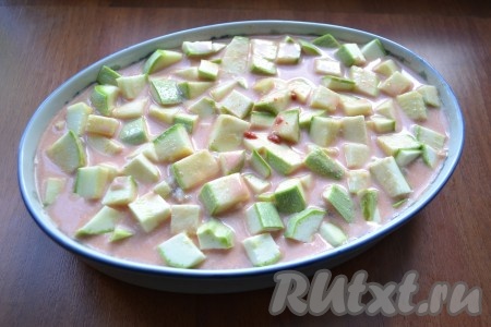 Залить полученным соусом кабачки с фаршем.
