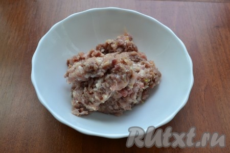 Лук, перекрученный через мясорубку, соль и перец добавить к фаршу, хорошо перемешать.
