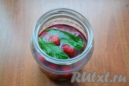 Залить в банку крутой кипяток до половины, чистой ложкой аккуратно все перемешать, чтобы сахар максимально растворился. Накрыть банку крышкой и оставить на 15 минут.