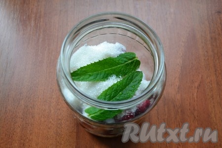 В банку всыпать сахар и поместить листики мяты.