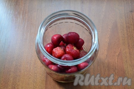 Банку и крышку простерилизовать удобным для вас способом. Выложить ягоды в банку.