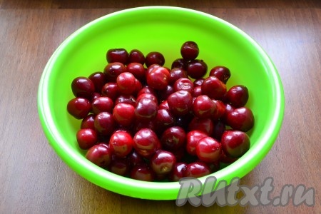 Черешню перебрать, удалить веточки, промыть под проточной водой.