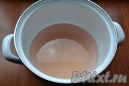 По истечении времени слить воду в кастрюлю, довести ее до кипения и снова залить черешню на 10 минут. Затем снова воду слить в кастрюлю и всыпать сахар, кипятить сироп на медленном огне около 7-8 минут (сахар должен полностью раствориться).
