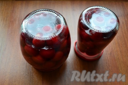 Сразу же закрутить крышками. Банки с черешней в сиропе перевернуть.
