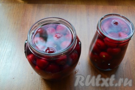 Черешню в банке залить крутым кипятком, накрыть крышками и оставить минут на 10.
