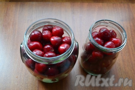 Баночки и крышки простерилизовать, наполнить банки черешней до самого верха.
