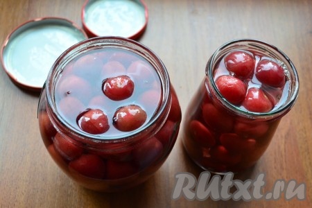 Залить черешню кипящим сиропом.